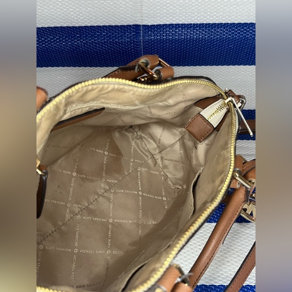 🎉Michael Kors Ciara Vanilla Acorn Convertible Signature Monogram Messenger Bag - Picture 3 of 15